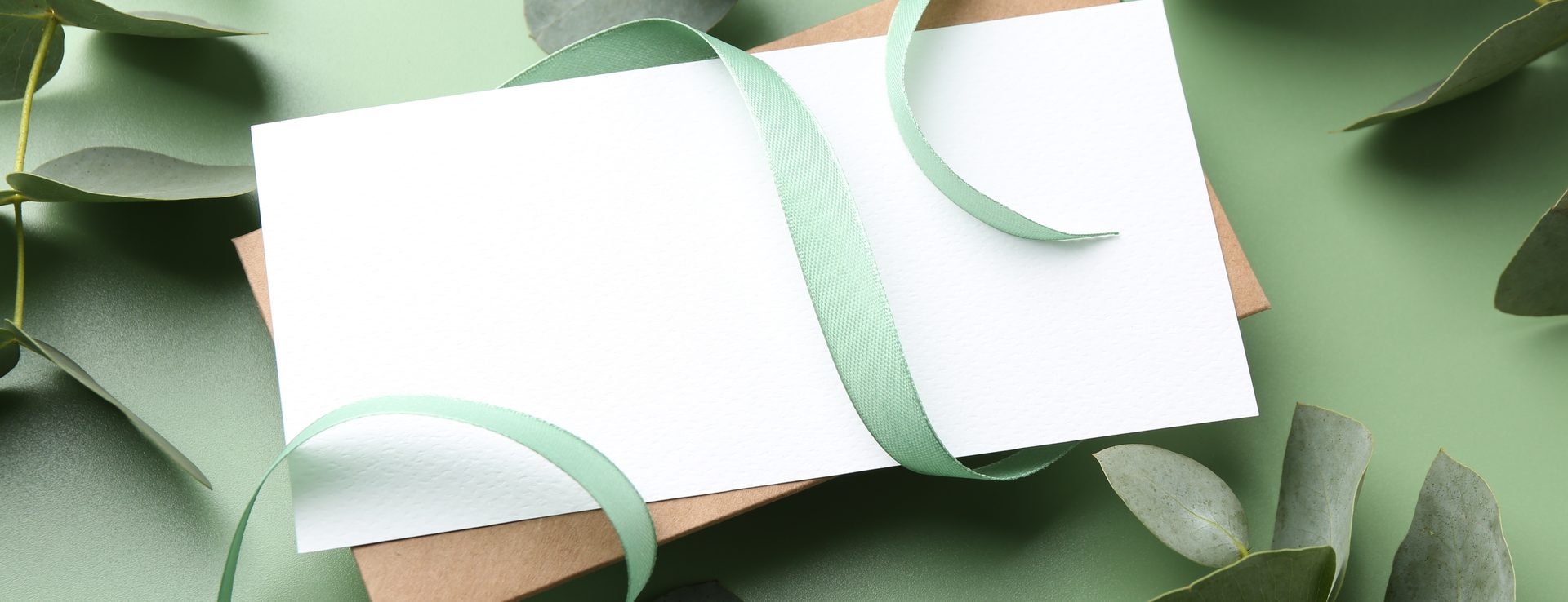 Carte cadeau avec ruban et eucalyptus
