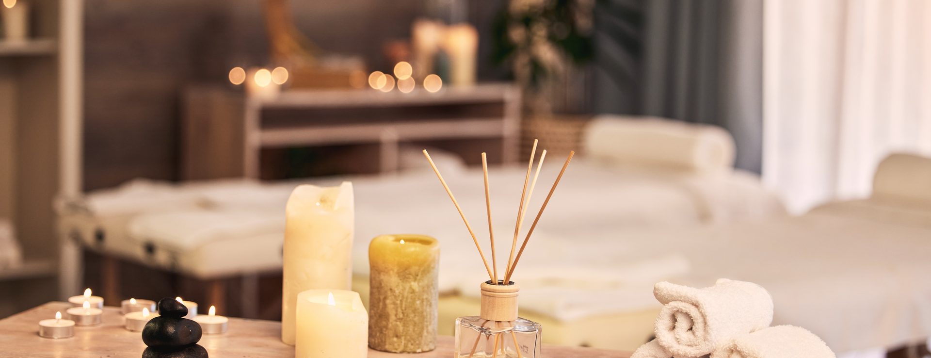 Ambiance de massage avec bougies et serviettes
