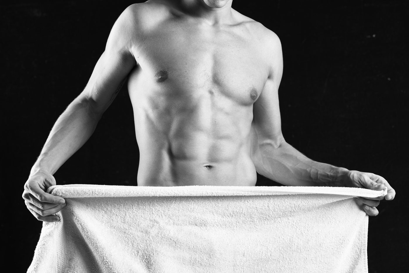 Homme tenant une serviette blanche, photo noir et blanc