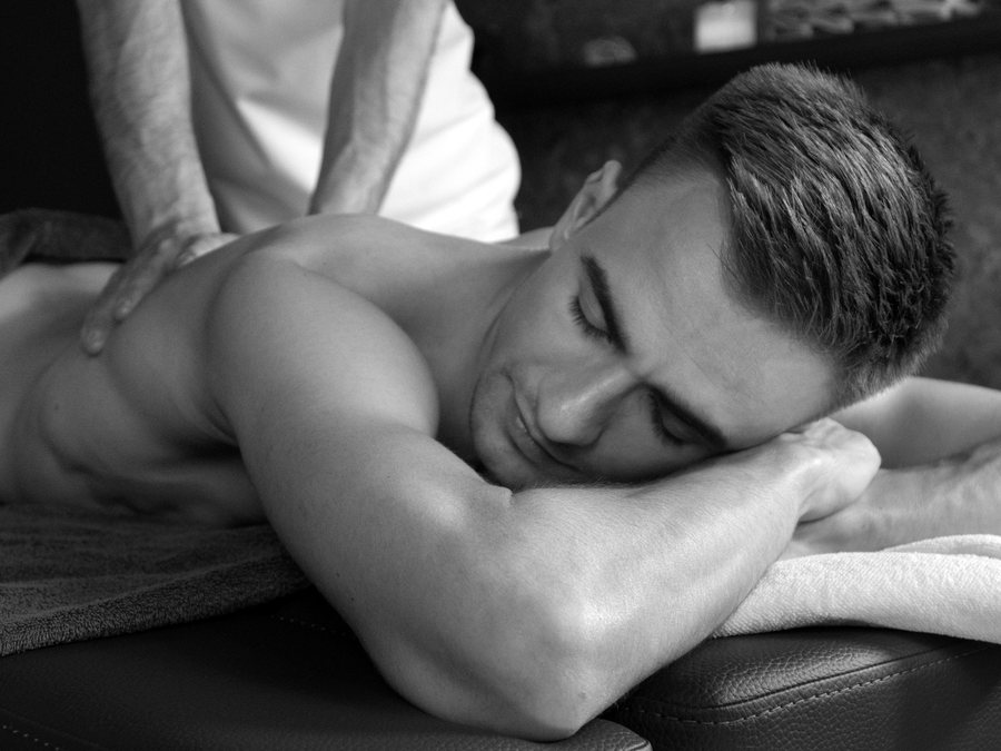 Homme détendu recevant un massage du dos, photo noir et blanc