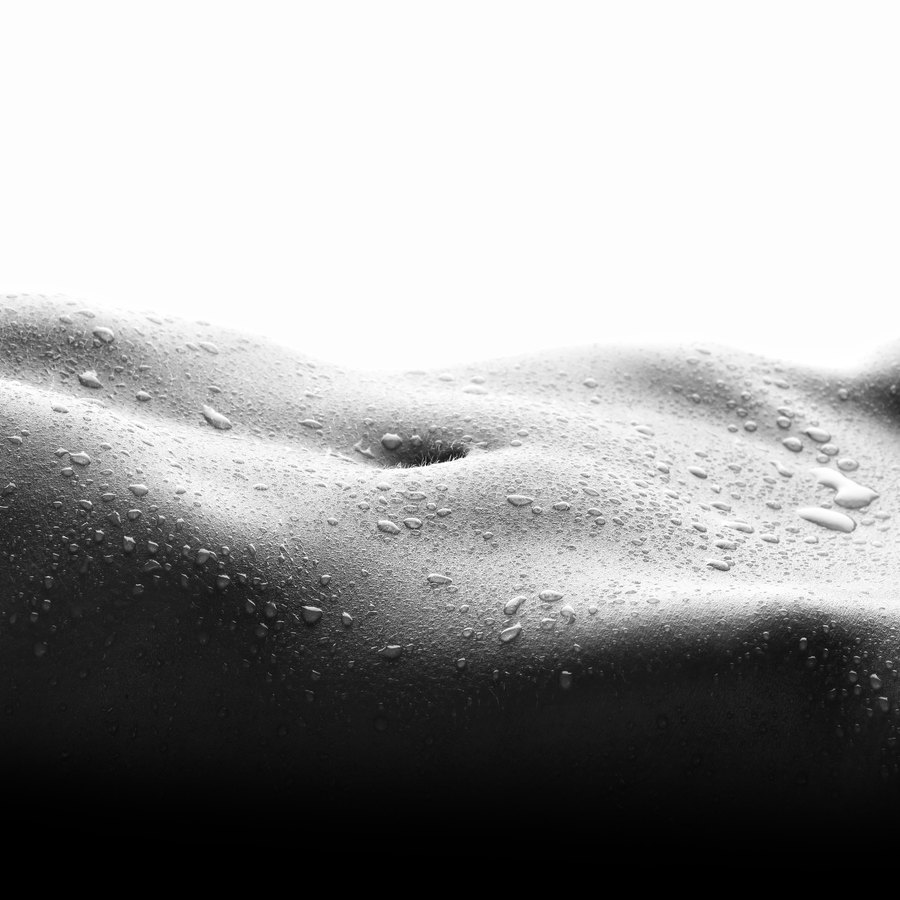 Peau perlée de gouttes d'eau, photo noir et blanc
